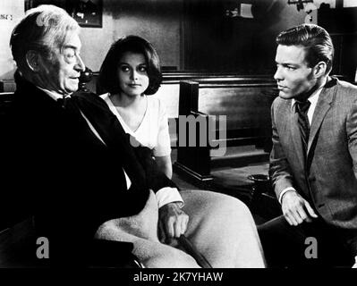 Claude Rains, Joan Blackman & Richard Chamberlain Film: Twilight of Honor; The Charge is Murder (1967) regista: Boris Sagal 16 ottobre 1963 **AVVERTENZA** questa fotografia è solo per uso editoriale ed è copyright di MGM e/o del fotografo assegnato dalla Film o dalla Production Company e può essere riprodotta solo da pubblicazioni in concomitanza con la promozione del film di cui sopra. È richiesto un credito obbligatorio a MGM. Il fotografo deve essere accreditato anche quando è noto. Nessun uso commerciale può essere concesso senza autorizzazione scritta da parte della Film Company. Foto Stock