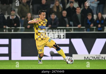 Brugges, Belgio. 19th Ott 2022. Shinji Okazaki (30) di STVV nella foto durante una partita di calcio di prima divisione belga della Jupiler Pro League tra il Club Brugge KV e il Sint-Truidense VV il 13th° giorno della stagione 2022-2023 , mercoledì 19 ottobre 2022 a Brugge , Belgio . PHOTO SPORTPIX | DAVID CATRY Credit: David Catry/Alamy Live News Foto Stock