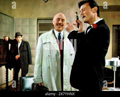 Lionel Jeffries & Laurence Harvey Film: The Spy with A Cold Nose (UK 1966) personaggi: Stanley Farquhar & Dr. Francis Trevelyan regista: Daniel Petrie 19 dicembre 1966 **AVVERTENZA** questa fotografia è solo per uso editoriale ed è copyright dei FILM LONDINESI ASSOCIATI e/o del fotografo assegnato dalla Film o Production Company e può essere riprodotta solo da pubblicazioni in concomitanza con la promozione del film di cui sopra. È richiesto un credito obbligatorio per I FILM DI LONDRA ASSOCIATI. Il fotografo deve essere accreditato anche quando è noto. Nessun uso commerciale può essere concesso senza au scritto Foto Stock