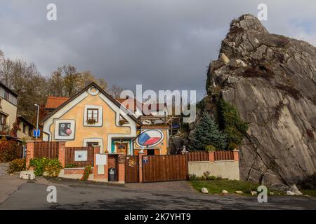 PRAGA, REPUBBLICA CECA - 13 NOVEMBRE 2020: Casa decorata a Hlubucky a Praga, Repubblica Ceca Foto Stock