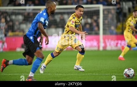 Brugges, Belgio. 19th Ott 2022. Shinji Okazaki (30) di STVV nella foto durante una partita di calcio di prima divisione belga della Jupiler Pro League tra il Club Brugge KV e il Sint-Truidense VV il 13th° giorno della stagione 2022-2023 , mercoledì 19 ottobre 2022 a Brugge , Belgio . PHOTO SPORTPIX | DAVID CATRY Credit: David Catry/Alamy Live News Foto Stock