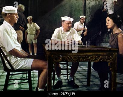Steve McQueen, Richard Attenborough & Emmanuelle Arsan Film: The Sand Pebbles (1962) personaggi: Jake Holman,Frenchy Burgoyne & Maily (come Marayat Andriane) regista: Robert Wise 20 dicembre 1966 **AVVERTENZA** questa fotografia è solo per uso editoriale ed è copyright di 20th CENTURY FOX e/o del fotografo assegnato dalla Film o dalla Società di produzione e può essere riprodotta solo da pubblicazioni in concomitanza con la promozione del film di cui sopra. È richiesto un credito obbligatorio a 20th CENTURY FOX. Il fotografo deve essere accreditato anche quando è noto. Nessun uso commerciale può essere concesso senza Foto Stock