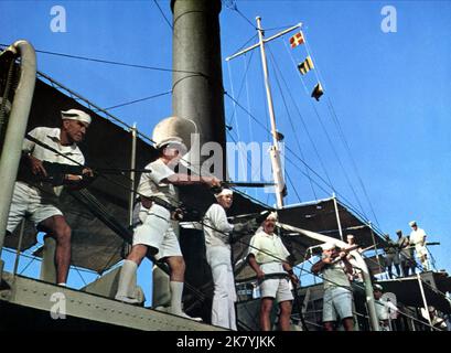 Richard Attenborough & Steve McQueen Film: The Sand Pebbles (1966) personaggi: Frenchy Burgoyne & Jake Holman regista: Robert Wise 20 dicembre 1966 **AVVERTENZA** questa fotografia è solo per uso editoriale ed è copyright di 20th CENTURY FOX e/o del fotografo assegnato dalla Film o dalla Società di produzione e può essere riprodotta solo da pubblicazioni in concomitanza con la promozione del film di cui sopra. È richiesto un credito obbligatorio a 20th CENTURY FOX. Il fotografo deve essere accreditato anche quando è noto. Nessun uso commerciale può essere concesso senza autorizzazione scritta da parte della Film Company. Foto Stock