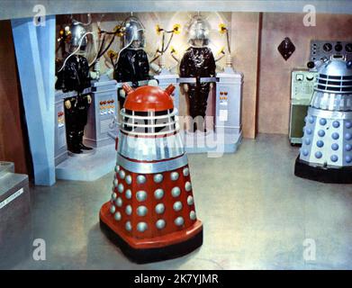 Daleks Film: Dr Who, Daleks Invasion Earth 2150 ad (1966) regista: Gordon Flemyng 05 agosto 1966 **AVVERTENZA** questa fotografia è solo per uso editoriale ed è copyright di BRITISH LION e/o del fotografo assegnato dalla Film o Production Company e può essere riprodotta solo da pubblicazioni in concomitanza con la promozione del film di cui sopra. È richiesto un credito obbligatorio a BRITISH LION. Il fotografo deve essere accreditato anche quando è noto. Nessun uso commerciale può essere concesso senza autorizzazione scritta da parte della Film Company. Foto Stock