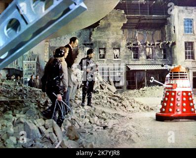 Daleks Film: Dr Who, Daleks Invasion Earth 2150 ad (1966) regista: Gordon Flemyng 05 agosto 1966 **AVVERTENZA** questa fotografia è solo per uso editoriale ed è copyright di BRITISH LION e/o del fotografo assegnato dalla Film o Production Company e può essere riprodotta solo da pubblicazioni in concomitanza con la promozione del film di cui sopra. È richiesto un credito obbligatorio a BRITISH LION. Il fotografo deve essere accreditato anche quando è noto. Nessun uso commerciale può essere concesso senza autorizzazione scritta da parte della Film Company. Foto Stock