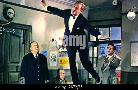 Leslie Phillips & Michael Craig Film: Dottor in Love (UK 1960) personaggi: Dr. Tony Burke & Dr. Richard Hare regista: Ralph Thomas 12 luglio 1960 **AVVERTENZA** questa fotografia è solo per uso editoriale ed è copyright della RANK ORGANISATION e/o del fotografo assegnato dalla Film o dalla Production Company e può essere riprodotta solo da pubblicazioni in concomitanza con la promozione del film di cui sopra. È richiesto un credito obbligatorio per L'ORGANIZZAZIONE DI CLASSIFICA. Il fotografo deve essere accreditato anche quando è noto. Nessun uso commerciale può essere concesso senza autorizzazione scritta da parte del Film Compan Foto Stock