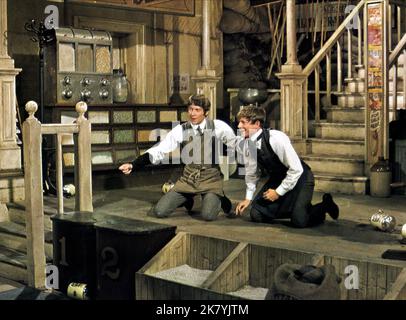 Michael Crawford & Danny Lockin Film: Ciao, Dolly! (USA 1969) personaggi: Cornelius Hackl & Barnaby Tucker regista: Gene Kelly 16 dicembre 1969 **AVVERTENZA** questa fotografia è solo per uso editoriale ed è copyright di 20th CENTURY FOX e/o del fotografo assegnato dalla Film o dalla Production Company e può essere riprodotta solo da pubblicazioni in concomitanza con la promozione del film di cui sopra. È richiesto un credito obbligatorio a 20th CENTURY FOX. Il fotografo deve essere accreditato anche quando è noto. Nessun uso commerciale può essere concesso senza autorizzazione scritta da parte della Film Company. Foto Stock