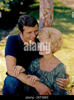 Robert Reed & Florence Henderson Television: The Brady Bunch (1966) personaggi: Mike Brady & Carol Brady 26 settembre 1969 **AVVERTENZA** questa fotografia è esclusivamente per uso editoriale ed è copyright di PARAMOUNT e/o del fotografo assegnato dalla Film o dalla Production Company e può essere riprodotta solo da pubblicazioni in concomitanza con la promozione del film di cui sopra. È richiesto un credito obbligatorio a PARAMOUNT. Il fotografo deve essere accreditato anche quando è noto. Nessun uso commerciale può essere concesso senza autorizzazione scritta da parte della Film Company. Foto Stock