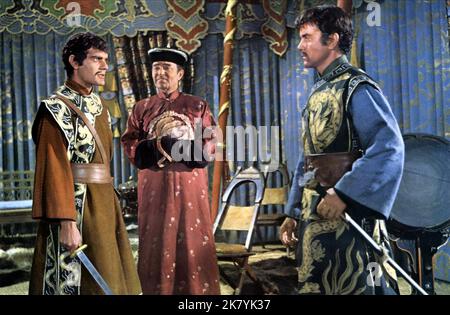 Omar Sharif, James Mason & Kenneth Cope Film: Genghis Khan (USA/UK/DE/YU 1965) personaggi: Temujin, successivamente Genghis Khan, Kam Ling & Subotai regista: Henry Levin 15 aprile 1965 **AVVERTENZA** questa fotografia è solo per uso editoriale ed è copyright delle IMMAGINI COLUMBIA e/o del fotografo assegnato dalla Film o dalla Production Company e può essere riprodotta solo da pubblicazioni in concomitanza con la promozione del film di cui sopra. È richiesto un credito obbligatorio per LE FOTO DI COLUMBIA. Il fotografo deve essere accreditato anche quando è noto. Nessun uso commerciale può essere concesso senza autorizzazione scritta Foto Stock