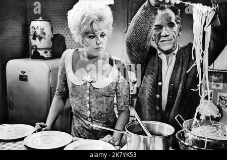 Kim Novak & Ray Walston Film Kiss me, Stupid (1964) personaggi: Polly the Pistol & Orville Jeremiah Spooner regista: Billy Wilder 22 dicembre 1964 **WARNING** questa fotografia è solo per uso editoriale ed è copyright di LOPERT PICTURES e/o The Photographer assegnato dalla Film or Production Company e può essere riprodotta solo da pubblicazioni in concomitanza con la promozione del suddetto film. È richiesto un credito obbligatorio per LE FOTO LOPERT. Il fotografo deve essere accreditato anche se conosciuto. Nessun uso commerciale può essere concesso senza l'autorizzazione scritta di The Film Company. Foto Stock