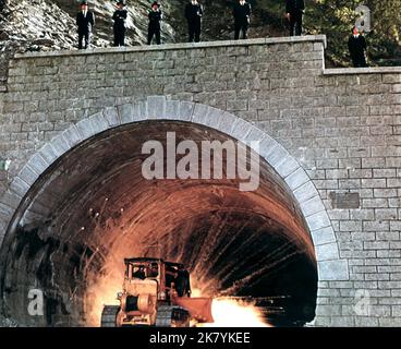 Bulldozer & Tunnel Scene Film: The Italian Job (UK 1969) regista: Peter Collinson 02 giugno 1969 **AVVERTENZA** questa fotografia è solo per uso editoriale ed è copyright di PARAMOUNT e/o del fotografo assegnato dalla Film o dalla Production Company e può essere riprodotta solo da pubblicazioni in concomitanza con la promozione del film di cui sopra. È richiesto un credito obbligatorio a PARAMOUNT. Il fotografo deve essere accreditato anche quando è noto. Nessun uso commerciale può essere concesso senza autorizzazione scritta da parte della Film Company. Foto Stock