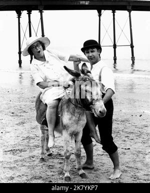 Thora Hird & Christopher Beeny Television: In loving Memory (TV-serie) personaggi: Ivy Unsworth & Billy Henshaw UK 1979-1986, 04 novembre 1969 **AVVERTENZA** questa fotografia è solo per uso editoriale ed è copyright della TELEVISIONE DELLO YORKSHIRE e/o del fotografo assegnato dalla Film o dalla Production Company e può essere riprodotta solo da pubblicazioni in concomitanza con la promozione del film di cui sopra. È richiesto un credito obbligatorio per LA TELEVISIONE DELLO YORKSHIRE. Il fotografo deve essere accreditato anche quando è noto. Nessun uso commerciale può essere concesso senza autorizzazione scritta da parte della Film Company. Foto Stock