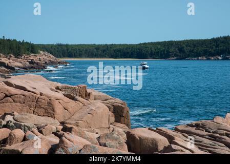 Un tour in barca passa accanto a Sand Beach e Thunder Hole lungo la costa del Maine nel Parco Nazionale di Acadia, Mount Desert Island, Maine, USA Foto Stock