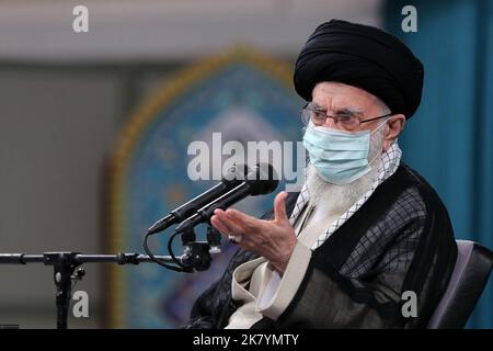 Teheran, Teheran, Iran. 19th Ott 2022. Una foto resa disponibile dall'ufficio del leader supremo iraniano mostra il leader supremo iraniano Ayatollah ALI KHAMENEI che parla alle élite accademiche. ''le università sono un pilastro chiave per il progresso del paese, '' Khamenei ha detto, e ''uno dei più grandi ostacoli che ostacolano il dominio delle potenze arroganti. (Credit Image: © Iranian Supreme leader'S Office via ZUMA Press Wire) Credit: ZUMA Press, Inc./Alamy Live News Foto Stock