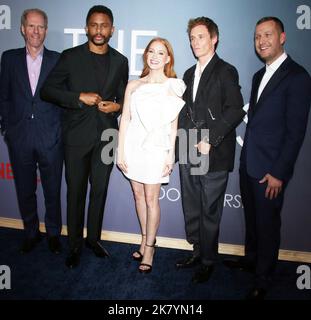 18 ottobre 2022 Noah Emmerich, Nnamdi Asomuga, Jessica Chastain, Eddie Redmayne, Tobias Lindholm partecipa alla proiezione Netflix della Good Nurse al Paris Theater di New York 18 ottobre 2022 Credit:RW.MediaPunch Foto Stock