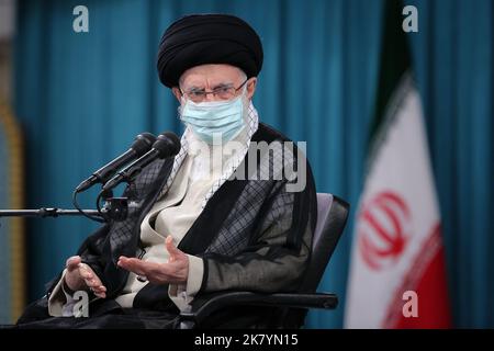 Teheran, Teheran, Iran. 19th Ott 2022. Una foto resa disponibile dall'ufficio del leader supremo iraniano mostra il leader supremo iraniano Ayatollah ALI KHAMENEI che parla alle élite accademiche. ''le università sono un pilastro chiave per il progresso del paese, '' Khamenei ha detto, e ''uno dei più grandi ostacoli che ostacolano il dominio delle potenze arroganti. (Credit Image: © Iranian Supreme leader'S Office via ZUMA Press Wire) Credit: ZUMA Press, Inc./Alamy Live News Foto Stock