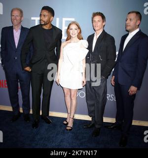 18 ottobre 2022 Noah Emmerich, Nnamdi Asomuga, Jessica Chastain, Eddie Redmayne, Tobias Lindholm partecipa alla proiezione Netflix della Good Nurse al Paris Theater di New York 18 ottobre 2022 Credit:RW.MediaPunch Foto Stock