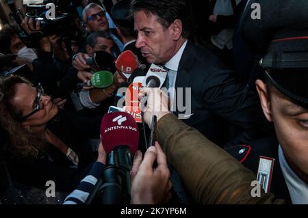 Roma, Italia, Italia. 18th Ott 2022. ROMA, ITALIA - 18 OTTOBRE 2022 il Presidente del movimento 5 Stelle ed ex primo Ministro Giuseppe Conte, lascia la Camera dei deputati a Montecitorio, il 18 ottobre 2022 a Roma (Credit Image: © Andrea Ronchini/Pacific Press via ZUMA Press Wire) Foto Stock