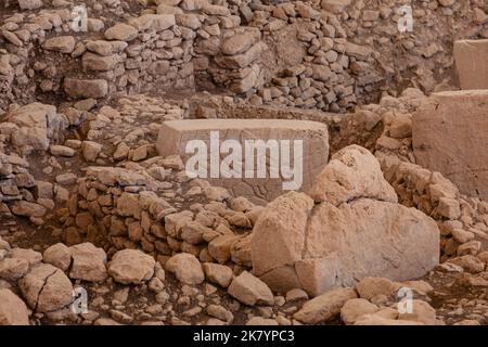 Una delle sculture in rilievo a Göbeklitepe. Scultura in rilievo di uccelli. Il più antico tempio del mondo. Gobekli Tepe è un sito patrimonio dell'umanità dell'UNESCO. Foto Stock