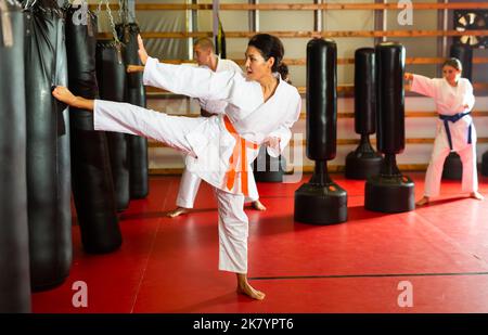 Asian Woman sta praticando calci diversi Foto Stock