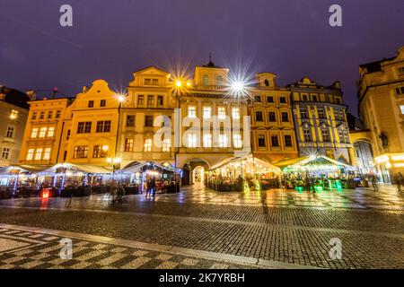 Vista serale della piazza della Città Vecchia a Praga, Repubblica Ceca Foto Stock