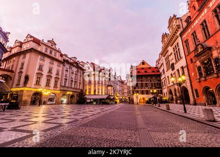 Vista mattutina della piazza della Città Vecchia a Praga, Repubblica Ceca Foto Stock