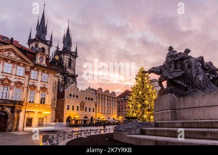 Vista di Natale della piazza della Città Vecchia a Praga, Repubblica Ceca Foto Stock