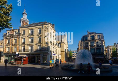 Place Drouet Derlon di Reims con Fontana di solidarietà e campanile della Chiesa di Saint-Jacques Foto Stock