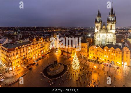 Veduta aerea della piazza della Città Vecchia a Praga, Repubblica Ceca Foto Stock