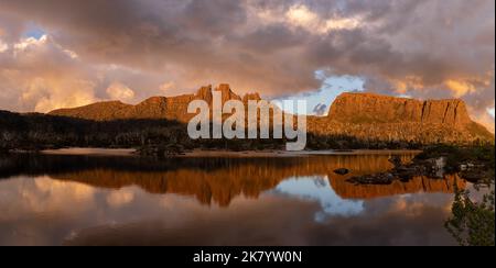 all'inizio del tramonto girò il monte geryon e il lago elysia nel labirinto del parco nazionale di st clair Foto Stock