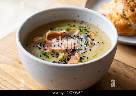 Zuppa di sedano con prosciutto crudo di parma e semi di cipolla Foto Stock