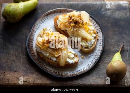 Toast con ricotta, pere, noci e miele Foto Stock