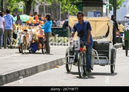 Città del Messico, Messico - 04 25 2010: Un veicolo che trasporta le persone ed il relativo driver a Città del Messico. Taxi in bicicletta Foto Stock