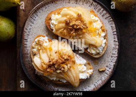 Toast con ricotta, pere, noci e miele Foto Stock