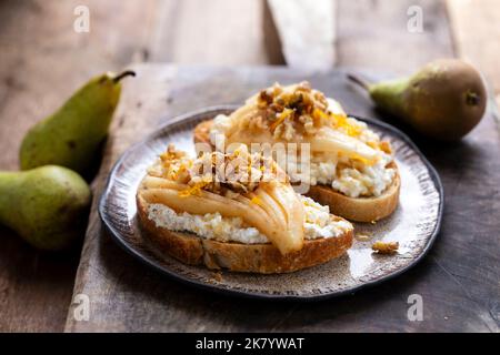 Toast con ricotta, pere, noci e miele Foto Stock