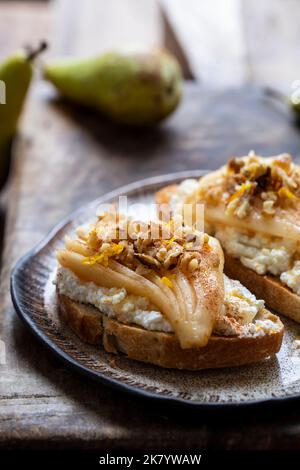 Toast con ricotta, pere, noci e miele Foto Stock