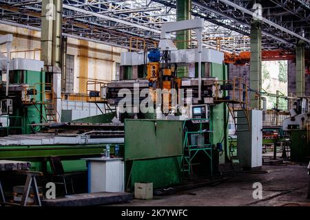 Lavorazione della macchina perforatrice CNC in officina Foto Stock