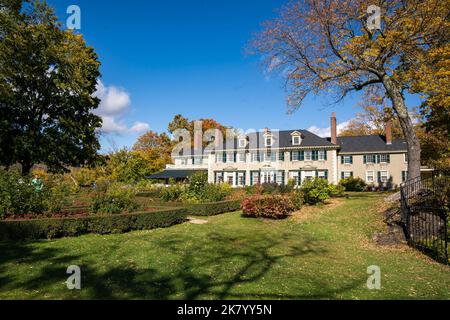 Manchester, VT - USA - 9 ottobre 2022 immagine di tre quarti del giardino formale di Hildene, l'ex residenza estiva georgiana di Robert Todd Lincoln Foto Stock