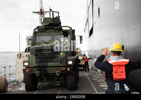 221005-N-DK042-1182 PORTO DI KUSHIRO, Giappone (5 ottobre 2022) il compagno di Boatswain Seaman Aiden Womack, davanti, e il compagno di Boatswain 3rd Classe Sho Watanabe, entrambi assegnati al Battaglione di costruzione anfibio (ACB) 1, come parte dell'elemento di supporto della Marina a sostegno dell'operazione Resolute Dragon 22, Guida il conducente di un veicolo tattico medio di sostituzione sul ponte di un'imbarcazione Navy Lighterage System (INLS) migliorata durante le operazioni di gru mentre ormeggiato a USNS Dahl (T-AKR 312) nel porto di Kushiro, Giappone, 5 ottobre 2022. Partecipano USS Benfold (DDG 65), USNS Dahl (T-AKR 312) e USNS Sacagawea (T-AKE 2) Foto Stock