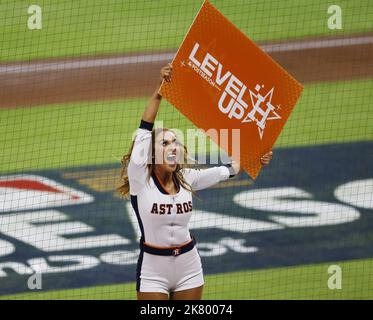 Houston, Stati Uniti. 19th Ott 2022. Un cheerleader di Houston Astros incoraggia la folla prima dell'inizio del gioco una delle loro American League Championship Series contro i New York Yankees al Minute Maid Park di Houston Mercoledì, 19 ottobre 2022. Foto di John Angelillo/UPI. Credit: UPI/Alamy Live News Foto Stock