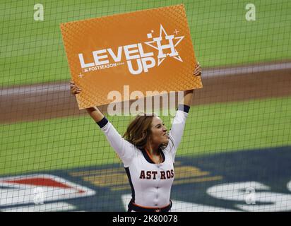 Houston, Stati Uniti. 19th Ott 2022. Un cheerleader di Houston Astros incoraggia la folla prima dell'inizio del gioco una delle loro American League Championship Series contro i New York Yankees al Minute Maid Park di Houston Mercoledì, 19 ottobre 2022. Foto di John Angelillo/UPI. Credit: UPI/Alamy Live News Foto Stock