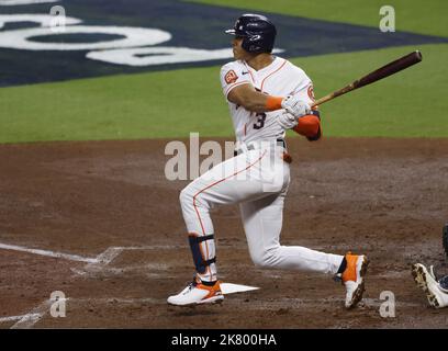 Houston, Stati Uniti. 19th Ott 2022. Houston Astros Jeremy pena colpisce un doppio nel primo inning contro i New York Yankees nel gioco uno della loro American League Championship Series al Minute Maid Park di Houston Mercoledì, 19 ottobre 2022. Foto di John Angelillo/UPI Credit: UPI/Alamy Live News Foto Stock