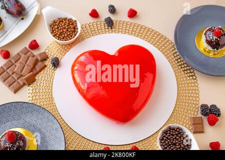 torta al cuore . Dessert del giorno di San Valentino. Torte Mousse e decorazioni al cioccolato. Torta da dessert di nozze con frutti di bosco. Torta per una persona cara. Prodotti da forno e. Foto Stock