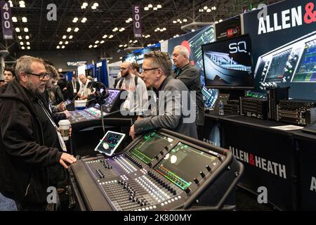 New York, Stati Uniti. 19th Ott 2022. Atmosfera durante la fiera NAB al Jacob Javits Center di New York con nuovi prodotti per la trasmissione, video, audio, illuminazione e altro ancora il 19 ottobre 2022. Mostra ben frequentato con centinaia di visitatori, offerti da molte aziende in trasmissione, podcast video, trasmissione audio e tutto il resto in mezzo. (Foto di Lev Radin/Sipa USA) Credit: Sipa USA/Alamy Live News Foto Stock