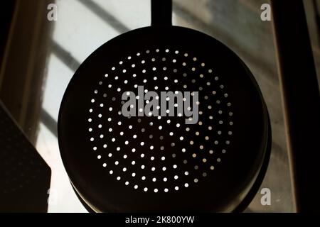 Stoviglie in cucina. Utensili da cucina. Vecchia cosa in casa. Perdita di metallo. Scarico dell'acqua. Foto Stock