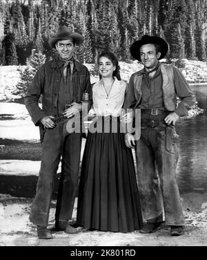 James Stewart, Julie Adams & Arthur Kennedy Film: Bend of the River; Where the River Bends (1952) personaggi: Glyn McLyntock, Laura Baile (come Julia Adams), Emerson Cole regista: Anthony Mann 23 gennaio 1952 **AVVERTENZA** questa fotografia è solo per uso editoriale ed è copyright di UNIVERSAL e/o del fotografo assegnato dalla Film o dalla Production Company e può essere riprodotta solo da pubblicazioni in concomitanza con la promozione del film di cui sopra. È richiesto un credito obbligatorio a UNIVERSAL. Il fotografo deve essere accreditato anche quando è noto. Non può essere concesso alcun uso commerciale senza Foto Stock