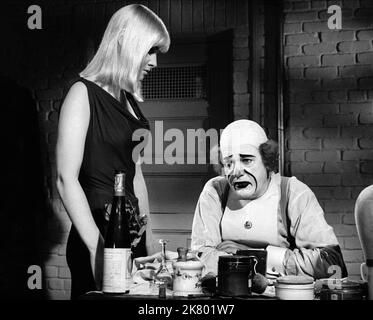 May Britt & Curd Jürgens Film The Blue Angel (USA 1959) personaggi: Lola-Lola, Professor Immanuel Rath Direttore: Edward Dmytryk 04 settembre 1959 **AVVERTIMENTO** questa fotografia è solo per uso editoriale ed è copyright della 20TH CENTURY FOX e/o del fotografo assegnato dalla Film o Production Company e può essere riprodotta solo da pubblicazioni in concomitanza con la promozione del suddetto Film. È richiesto un credito obbligatorio a 20TH CENTURY FOX. Il fotografo deve essere accreditato anche se conosciuto. Nessun uso commerciale può essere concesso senza l'autorizzazione scritta di The Film Company. Foto Stock