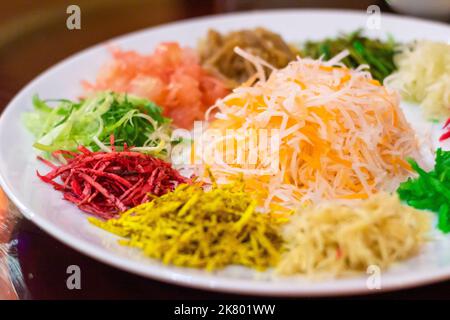 Yee ha cantato o Prosperity Toss Salad, un popolare nelle celebrazioni del capodanno cinese, in un hotel a Cebu City, Filippine Foto Stock