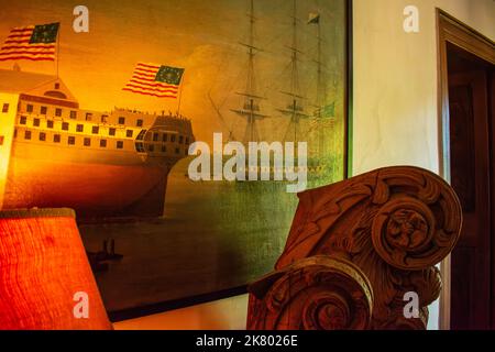 Un dipinto ad olio d'epoca del lancio di una nuova nave in legno è appeso al muro del Cogswell's Grant di Essex, Massachusetts. Foto Stock