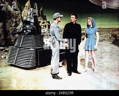 Roby The Robot, Leslie Nielsen, Walter Pidgeon & Anne Francis Film: Forbidden Planet (USA 1956) personaggi: Egli stesso, Comandante J. Adams, Dr. Edward Morbius, Altaira 'alta' Morbius regista: Fred M.Wilcox 23 marzo 1956 **AVVERTENZA** questa fotografia è solo per uso editoriale ed è copyright di MGM e/o del fotografo assegnato dalla Film o dalla Production Company e può essere riprodotta solo da pubblicazioni in concomitanza con la promozione del film di cui sopra. È richiesto un credito obbligatorio a MGM. Il fotografo deve essere accreditato anche quando è noto. Nessun uso commerciale può essere concesso senza Foto Stock